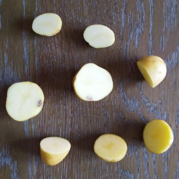 Couper les pommes de terre en deux.
