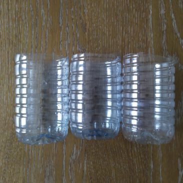 Couper les bouteilles en plastique, à l’aide d’un cutter, de façon à ne garder que le fond sur une hauteur d’environ 10 à 15 cm.
