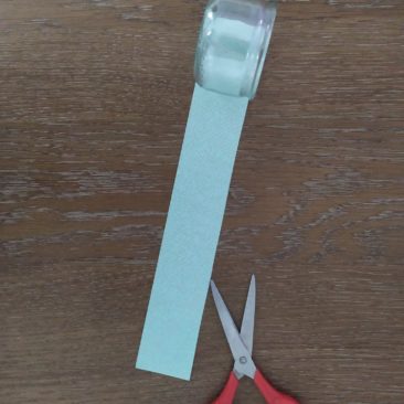 Découper autant de bandes de papier que vous avez de pots.
