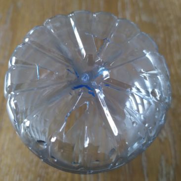 Percer le fond des bouteilles à l’aide d’un poinçon ou d’un couteau pointu (5 à 10 petits trous pour laisser passer l’eau).