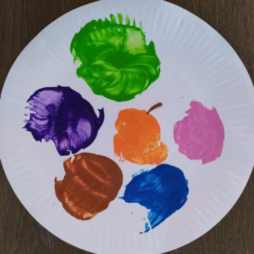 Préparer différentes couleurs de peinture sur la palette.