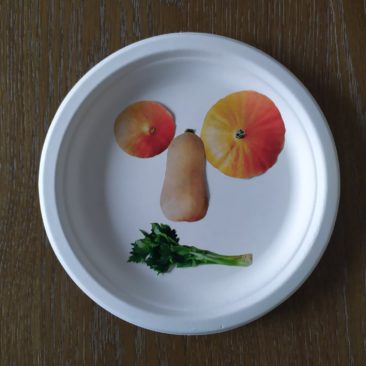 Construire plusieurs visages à l’aide des aliments découpés en les positionnant simplement sur l’assiette.