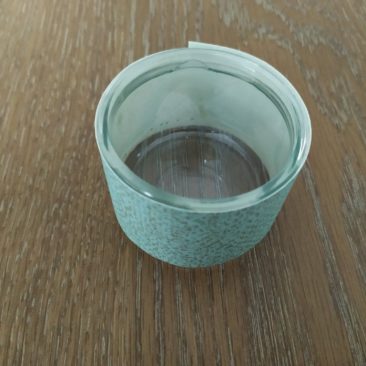 Couper les épices et les aromates en morceaux. Ex : petits tronçons de gingembre, menthe ciselée, etc…