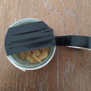 Fermer les pots à l’aide d’un scotch opaque : mettre plusieurs bandes de scotch côte à côte, et laisser dépasser un peu sur les côtés pour que ça tienne bien.
