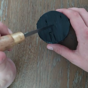 Percer chaque pot, à l’aide d’un couteau pointu ou d’un poinçon, pour permettre de sentir l’odeur qui s’y cache.