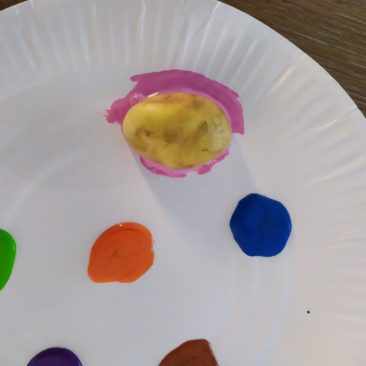 Tremper la partie coupée de la pomme de terre dans la peinture.