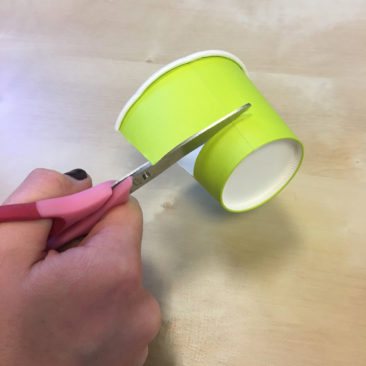 Donner à chaque enfant 10 gobelets en carton. Découper le fond de chaque gobelet.
