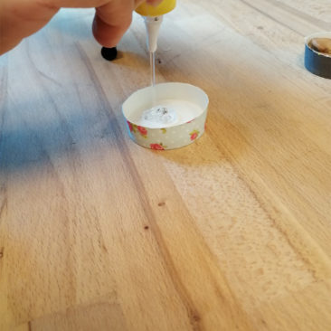 Choisir 2 fonds de gobelets. Les retourner. Verser de la colle liquide pour recouvrir entièrement le fond.