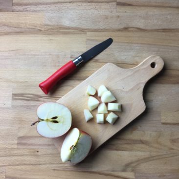 Tailler la pomme en morceaux