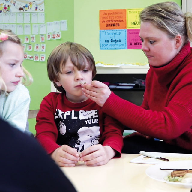 Enfants en classe, rencontre sensorielle