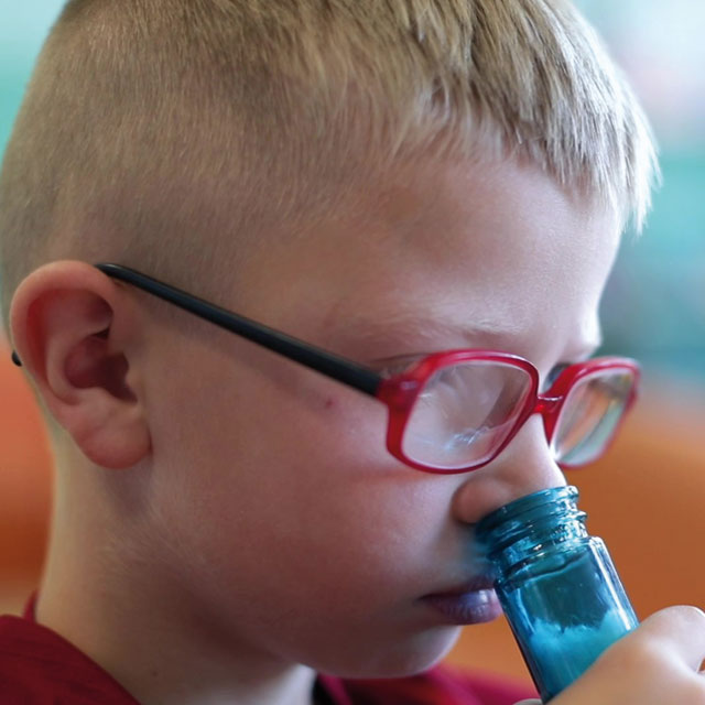 Enfant en train de sentir