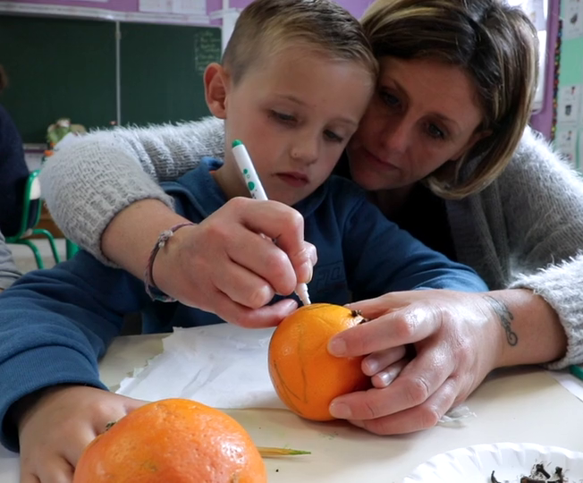 parent et enfant en atelier
