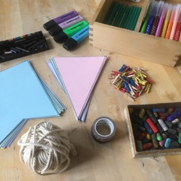 Mise en place
Dédiez une table pour ce stand
Déposer sur la table :
– La fiche « consigne » associée, préalablement plastifiée.
– Les fanions vierges, découpés au préalable dans du papier cartonné et coloré. Assurez-vous qu’il y en ait au moins un par personne !
– Le matériel de dessin : feutres, crayons de couleur, pastels grasses, Posca et/ou fusain….
– Le matériel d’accroche : rouleaux de bande adhésive coloré