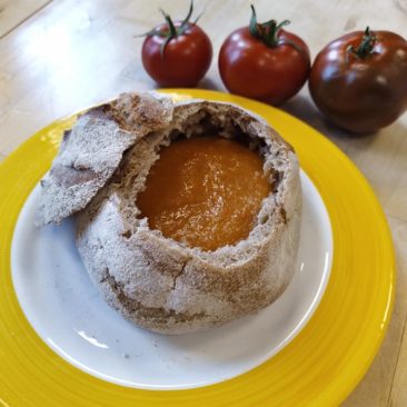 Soupe de tomates/poivrons et son bol comestible