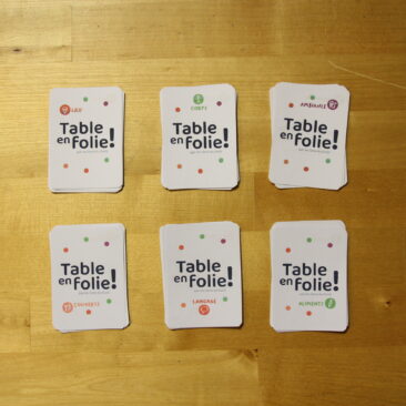 Mise en place
Imprimer les cartes de jeu sur feuilles A4 (choisir l’option « impression recto/verso » pour les pages 2 à 5)
Plastifier les cartes puis les découper.
Regrouper les cartes d’une même catégorie (langage, ambiance, lieu, aliment, corps, couvert).
Les disposer face cachée sur la table.
